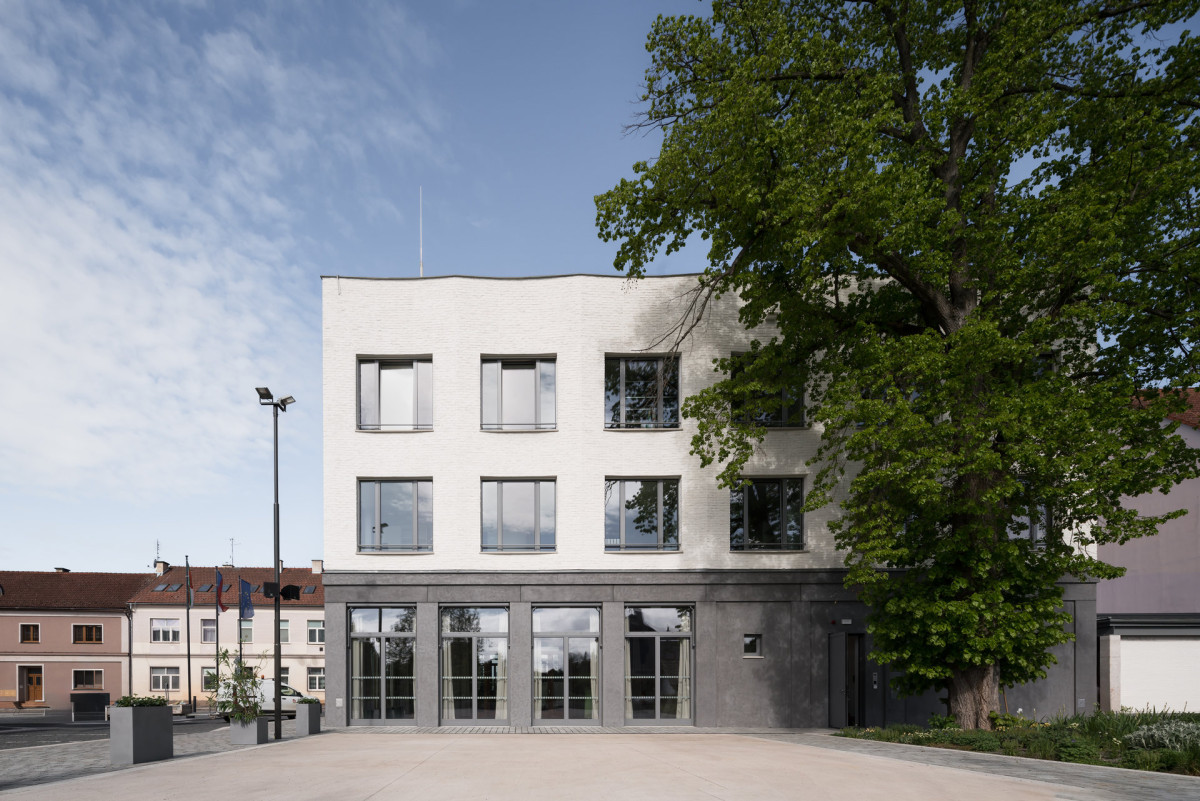 Detail vztahu budovy k náměstí - objekt působí jako přirozený organizující prvek veřejného prostoru. (Nová radnice s plastickou fasádou; re:architekti)