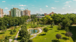 Nové jezírko a potok. Úpravy celého území navrhli Ivana Štigová Kučírková a Michal Štiga a získali cenu CEZAAR v kategorii Exteriér. Na zadání se podíleli místní obyvatelé, kteří, na participačních setkání vyjádřili svá přání a ta se povedlo skutečně vtělit do výsledku.