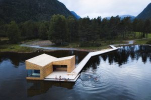 Feste Landscape Architecture navrhli saunu plující na norském jezeře Bandak