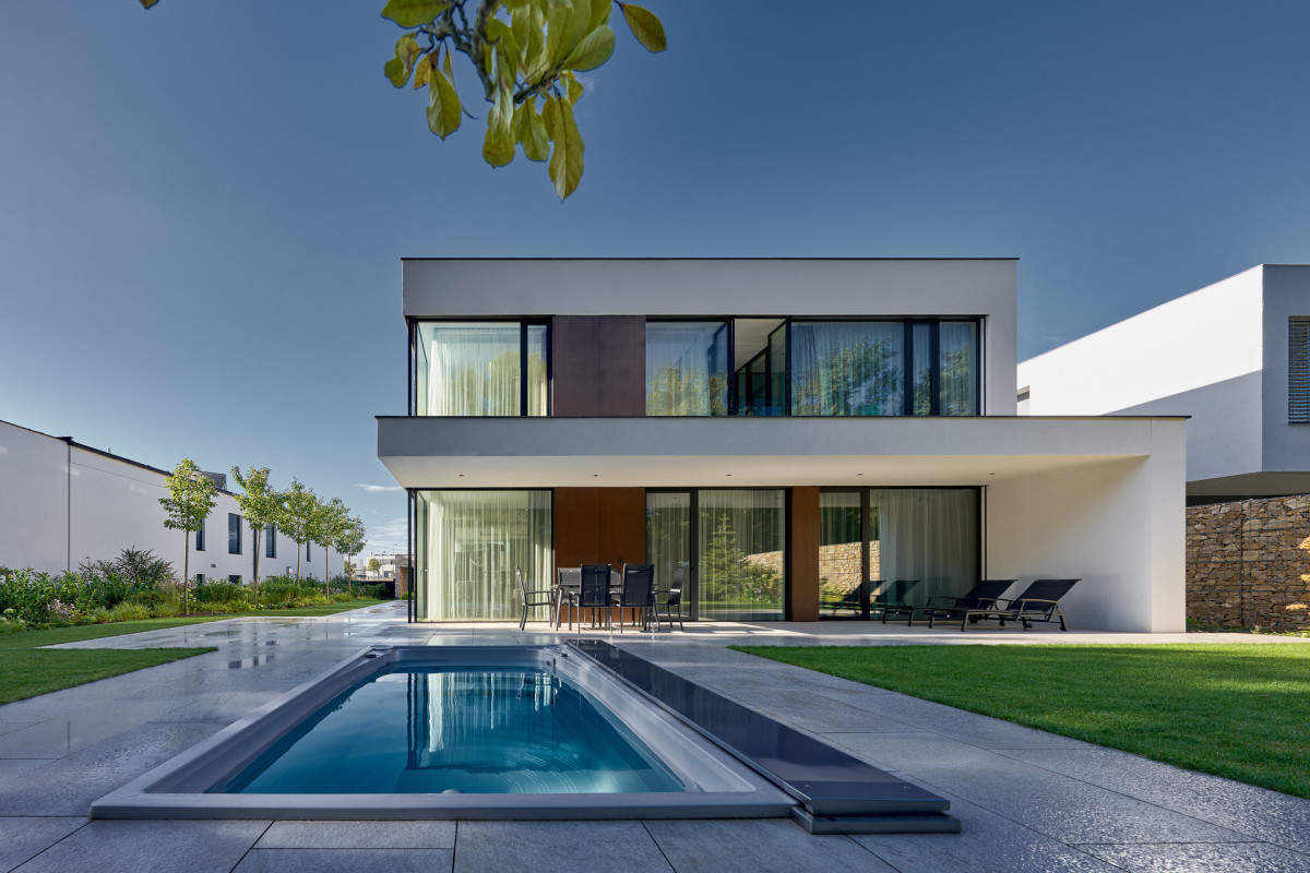 Vila od KYZLINK ARCHITECTS se otevírá směrem do svažité zahrady. (Rodinná vila v Brně;  KYZLINK ARCHITECTS)
