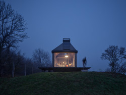 Studio Ark Shelter experimentuje s minimálními a modulárními stavbami.  (Domek ve vinici; Ark-Shelter, Archekta)