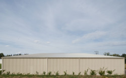 Tato stěna se v budoucnu zazelená, porostou ji rostliny. (Hangár ve Zbraslavicích, Studio Raketoplán)