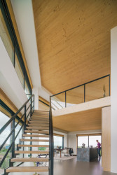 Uvnitř dřevěného mezonetu  (V Team, dům Haut)