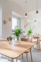 Hlavní prostor restaurace má kapacitu 48 míst. (Interiér restaurace Blatenský dvůr, Dominik Cvrček)