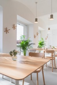 Hlavní prostor restaurace má kapacitu 48 míst. (Interiér restaurace Blatenský dvůr, Dominik Cvrček)