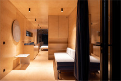 Ve dne může fungovat jako obývací pokoj, v noci zase jako ložnice