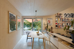 Vestavěný nábytek definuje jednotlivé funkční zóny. (Dům v Davli, 0,5 Studio)