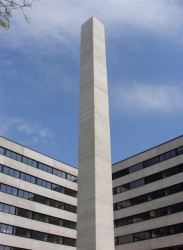 Šrámková architekti, Nová budova ČVUT, pylon před budovou – foto