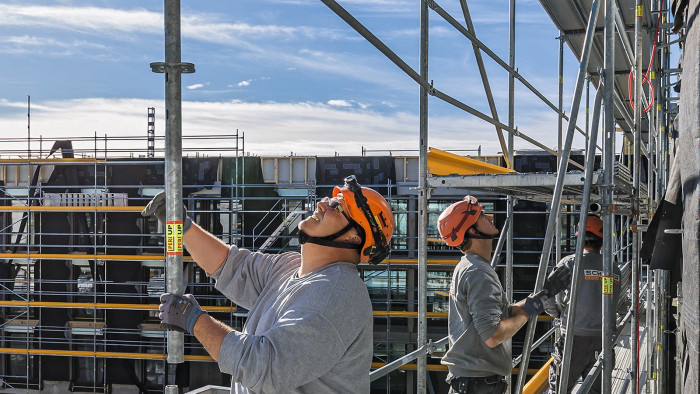Lešení PERI UP je navrženo pro snadnou manipulaci díky lehkým materiálům, menšímu počtu dílů a automatickému uzamykání, což zajišťuje rychlou a bezpečnou montáž i demontáž.