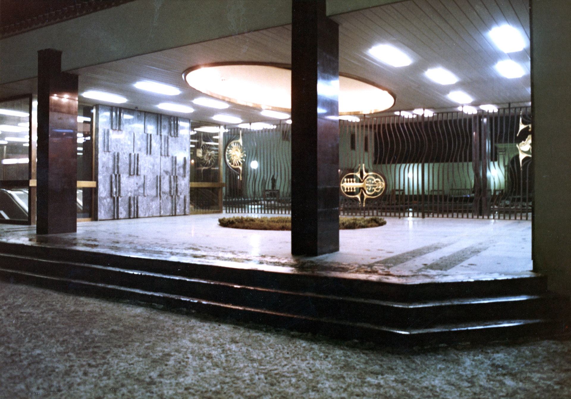 I na povrchu stanic byly umělecké prvky. Na Malostranské například trojdílná posuvná mříž od Jaroslava Smrže. V 90. letech sem však byla přidaná kavárna a mříž již nelze posouvat, zaslepený byl i světlík. Kus kouzla je pryč.