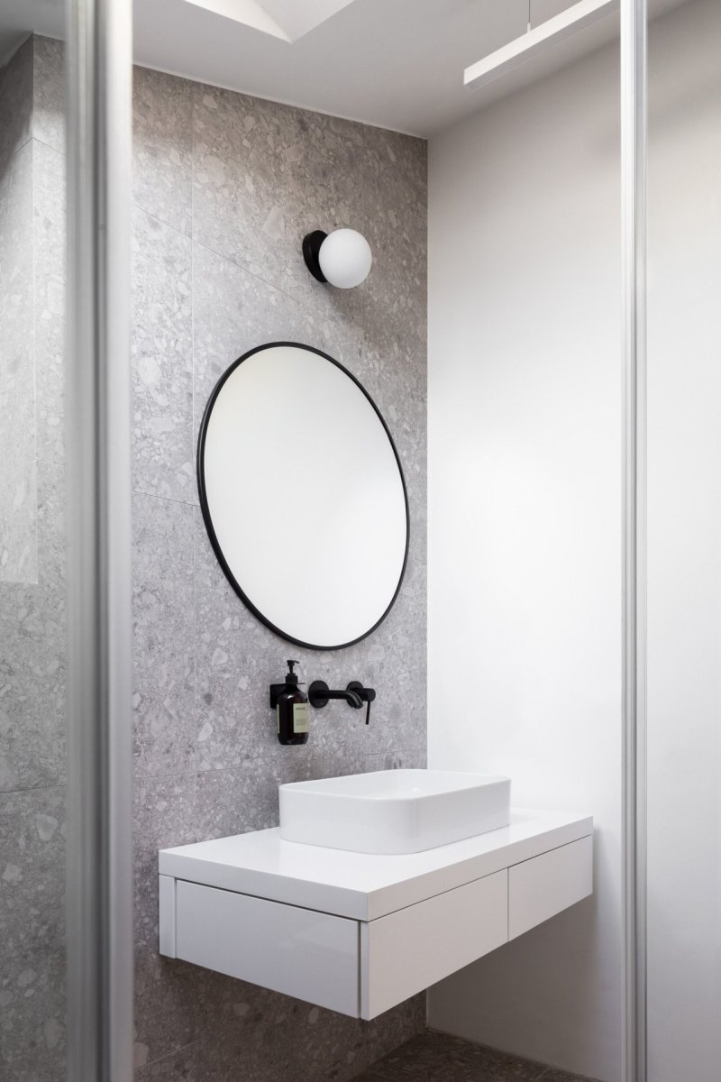 Půdní byt s černým boxem, Komon architekti: Koupelna