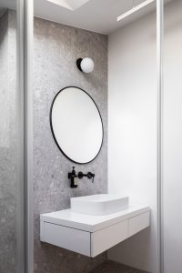 Půdní byt s černým boxem, Komon architekti: Koupelna