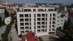 Novostavba bytového domu Zelený dvor citlivě doplňuje historickou strukturu Starého Mesta a přináší moderní městské bydlení ve vnitrobloku.