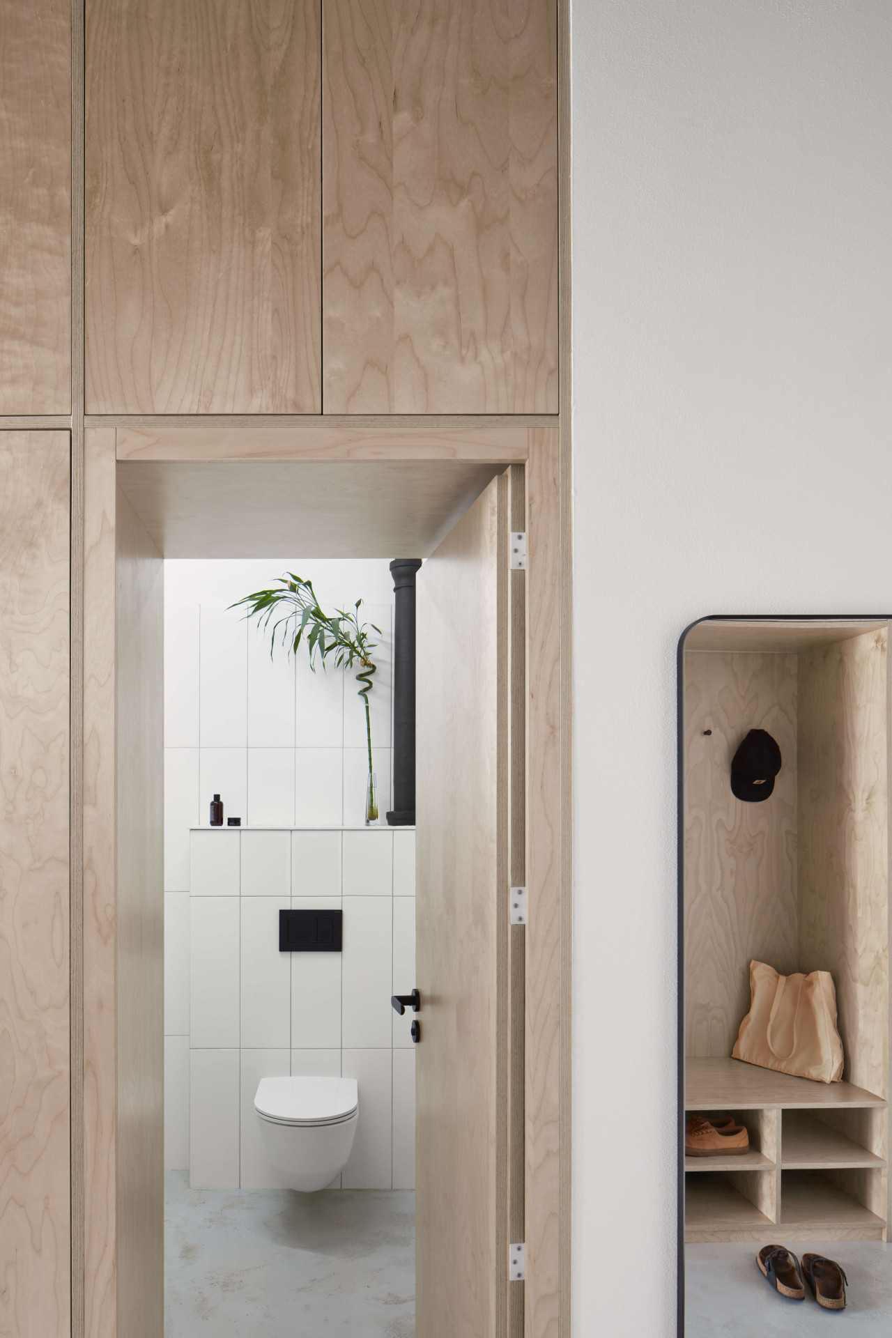 Koupelnu mají ve skříni. (Rekonstrukce bytu Hradešínská, Ateliér Důmysl)