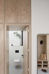 Koupelnu mají ve skříni. (Rekonstrukce bytu Hradešínská, Ateliér Důmysl)