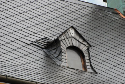 Kostel Sv. Jakuba Většího v Příbrami, skládaná střešní krytina - ilustrační foto