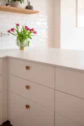 Foodblogerka Kateřina Jašková a architekt Jiří Jašek navrhli útulnou, moderní a zároveň praktickou kuchyň pro svůj byt