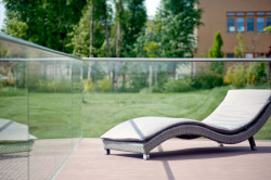 Celoskleněné exteriérové zábradlí, materiál sklo čiré, madlo nerezové, délka 40 m - foto