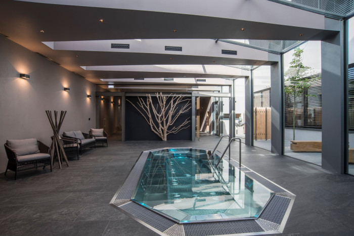 Nerezová vířivka vyrobená na míru pro sportovní a relaxační centrum Vltavan Sport