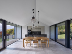 Hlavní obytný prostor se nachází v patře domu. (Rodinný dům u Klatov; Stempel Tesař architekti )