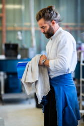 Česká sklárna Moser představuje první dílo uměleckého ředitele Jana Plecháče - vázu Abyss