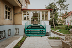 Do interiéru vily se dostanete po zeleném ocelovém schodiště. (Vila 63, edit!)