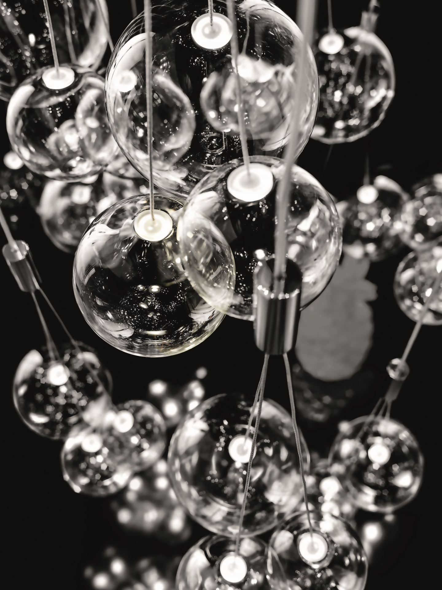 Ve spojení více svítidel Random dohromady působí jako mýdlové bubliny tančící ve větru.