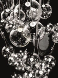 Ve spojení více svítidel Random dohromady působí jako mýdlové bubliny tančící ve větru.