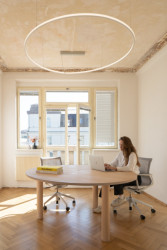 Kanceláře se nacházejí v posledním patře puristického domu, na podlaze jsou původní parkety, místnosti oddělují staré dveře. - Kanceláře marketingové agentury KHS v Praze, studio COSMO