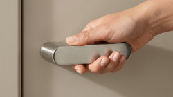 Minimalistické kliky od MP KOVÁNÍ. Zamykají se bez klíču, pomocí tlačítka.