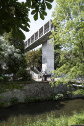Lávka v Litomyšli od EHL & KOUMAR ARCHITEKTI: Ve svahu pod konstrukcí lávky jsou osazené nové keře a stromy, od rušné silnice mezi nimi rychle projdete ke zurčící vodě, kde je už moc příjemně