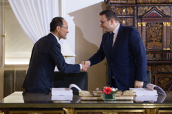 Japonský velvyslanec v ČR (vlevo) a ministr zahraničních věcí (Jan Lipavský vpravo)