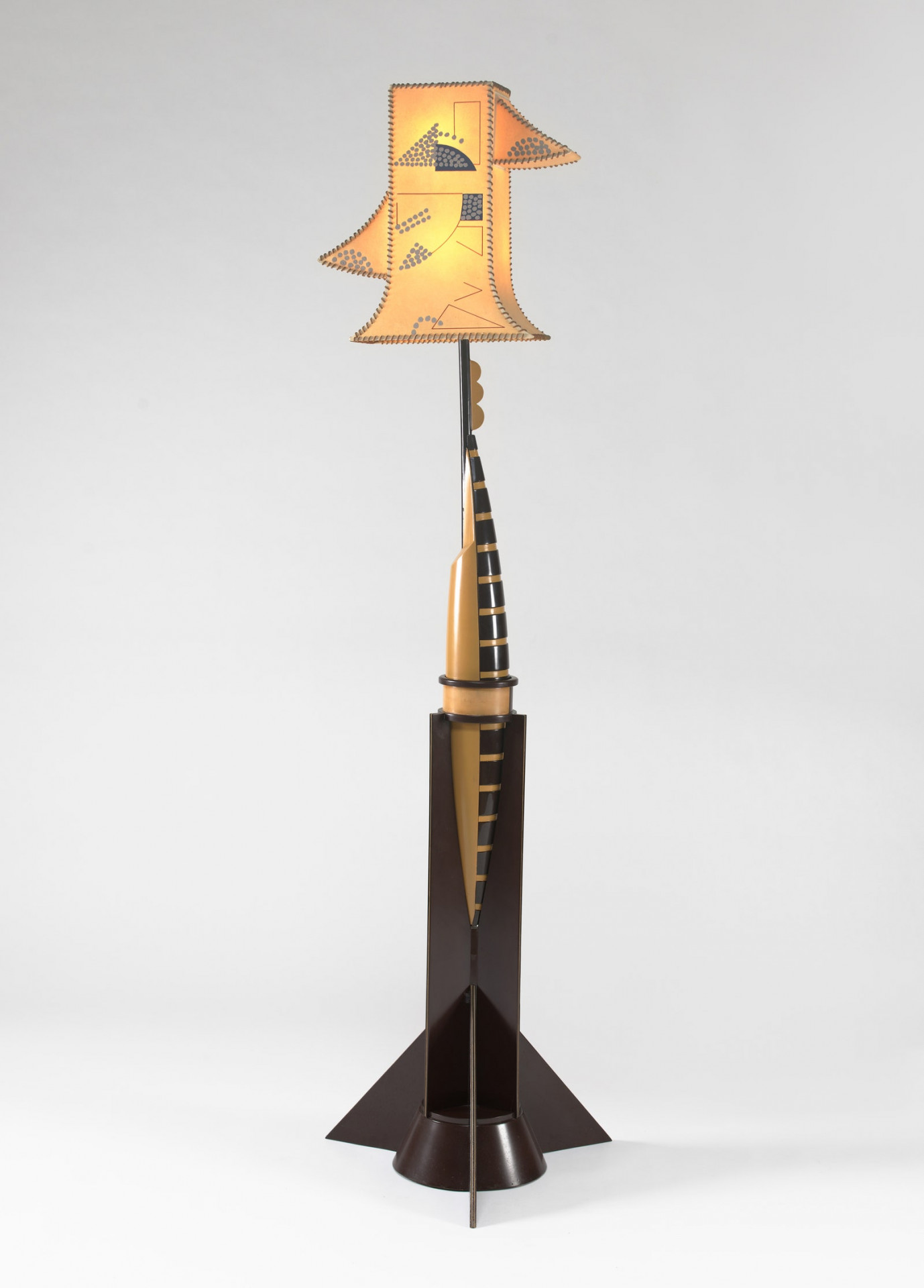 Lampa z lakovaného dřeva z roku 1923