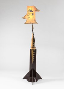 Lampa z lakovaného dřeva z roku 1923