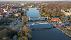 Lávka v Nymburce, vedle historický silniční most.