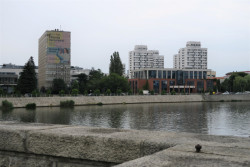 Pohled na sídliště Sedesowce a bývalou budovy chemické fakulty, obojí šedesátá léta