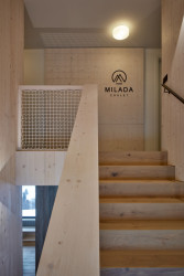 Patro, ve kterém jsou umístěny ložnice, je převážně obložené dřevem. (Chalupa Milada, studio ADR) 