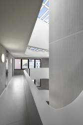 Aulík Fišer architekti realizovali polyfunkční dům v Libni, který reaguje na urbanisticky nejednotnou městskou zástavbu