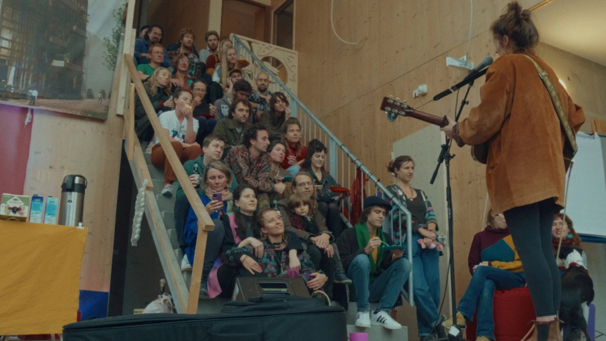 De Warren: Cesta ke společnému bydlení / Living Together: The Story of De Warren (Sam van Zoest, 2023)