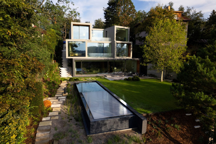 Přelivný betonový bazén pro exteriér projektu od studia Deyl-Šesták Architekti 