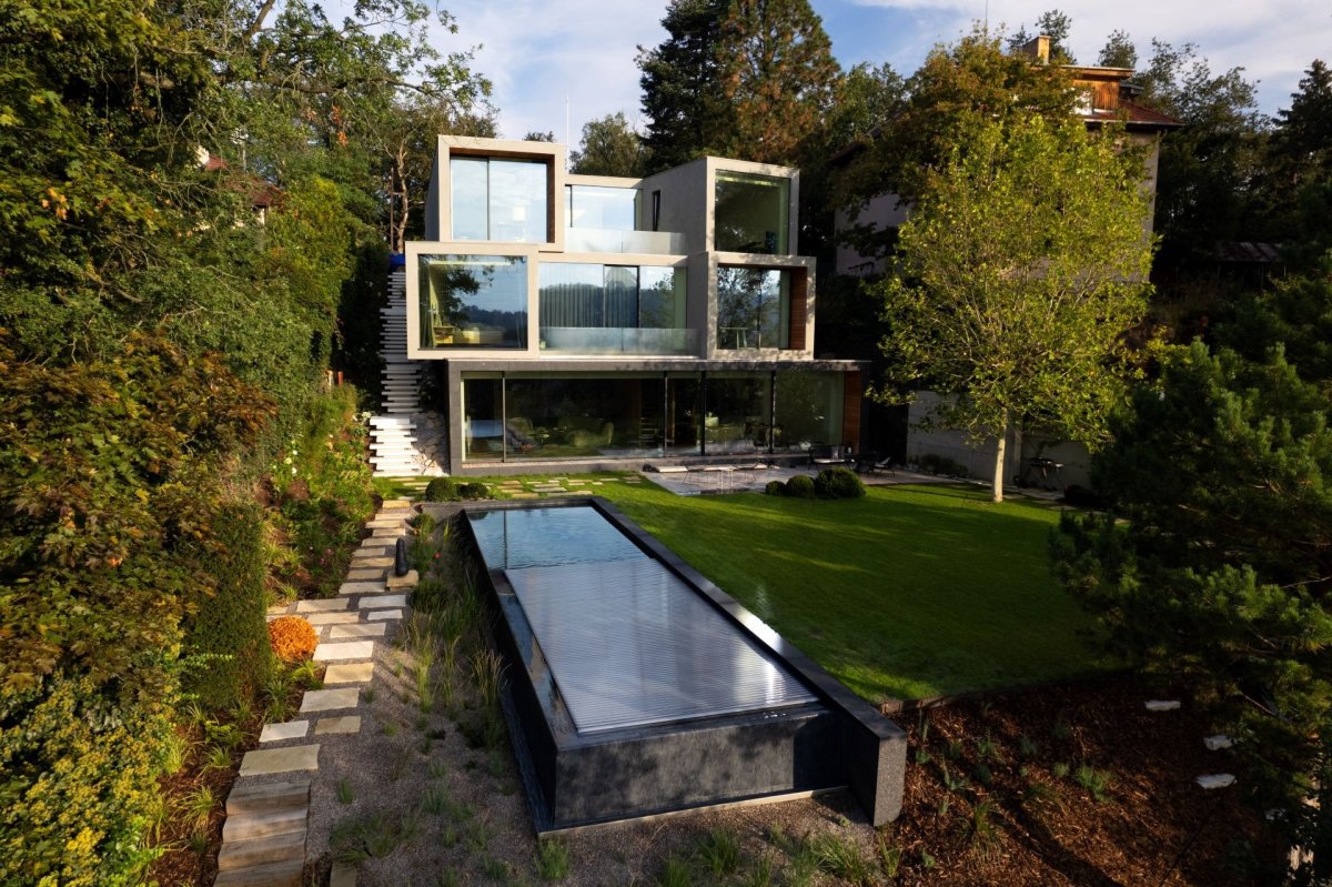 Přelivný betonový bazén pro exteriér projektu od studia Deyl-Šesták Architekti 