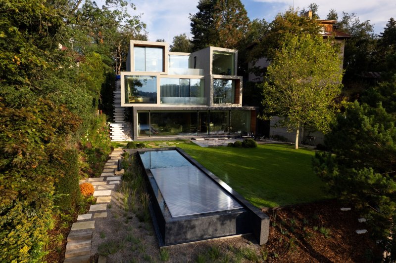 Přelivný betonový bazén pro exteriér projektu od studia Deyl-Šesták Architekti 