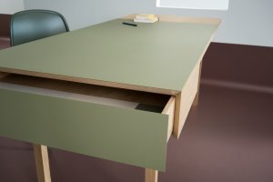 Na detailu záleží. Nábytkové linoleum se dobře opracovává a tvaruje. Na hladkém povrchu nejsou vidět otisky prstů