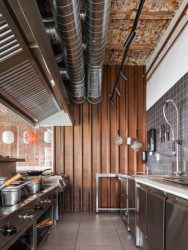 SOA architekti navrhli interiér vietnamské restaurace Pho King v nárožním domě v Popradě.