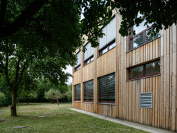 Rozšíření modulární školy Praha - Petrovice zaujme svou fasádou a splynutím se zahradou