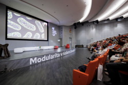 Neurovědkyně Divyi Chander z Singularity University se na konferenci připojila online z amerického Silicon Valley. Mluvila o tom, jak principy modularity formují evoluci biologických systémů a jak se tyto principy aplikují při vývoji nových technologií.
