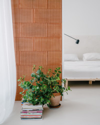 Jaromír Krobot navrhl interiér bytu, ve kterém dominují přiznané pálené cihly, beton a hrubé omítky