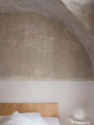 Součástí areálu jsou také dva nové byty, obytné jednotky s koupelnou a kuchyňským koutem, které nabízejí možnost se v klášteře ubytovat. (Sadovsky & Architects, Apartmány v Rožnavě)