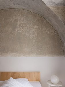 Součástí areálu jsou také dva nové byty, obytné jednotky s koupelnou a kuchyňským koutem, které nabízejí možnost se v klášteře ubytovat. (Sadovsky & Architects, Apartmány v Rožnavě)