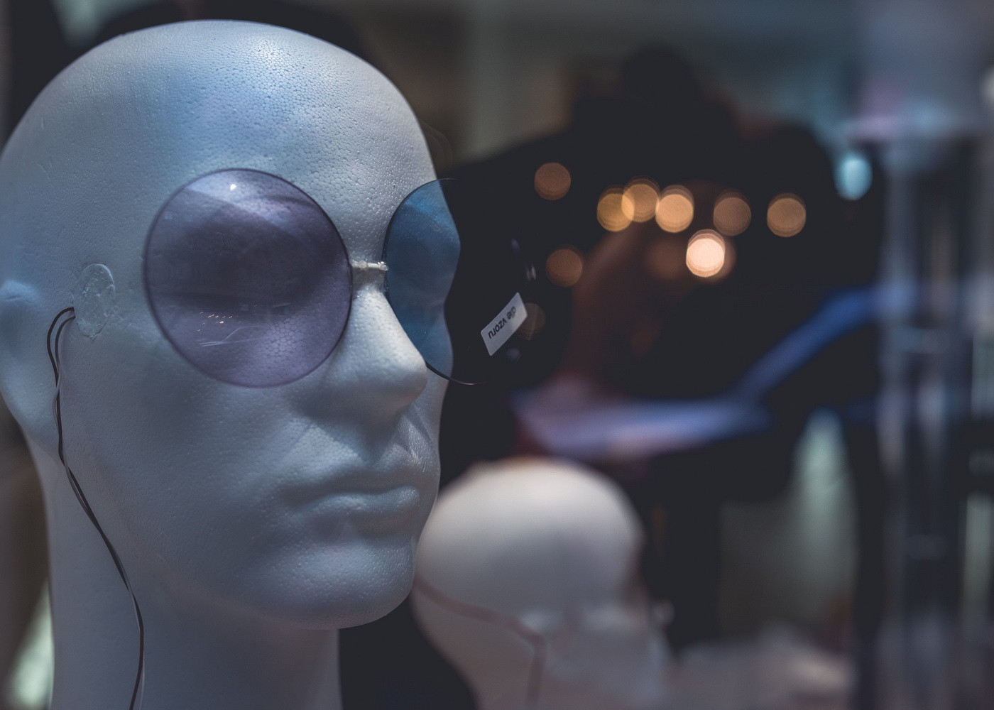 První cenu odborné poroty v soutěži Výloha roku 2019 získala kinetická světelná instalace výlohy pro optiku Richter od brněnského studia NAHAKU. Foto: David Korsa.